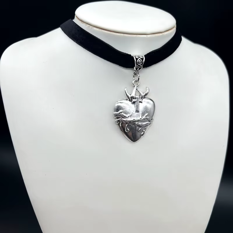 Collier gothique avec pendentif en forme de cœur