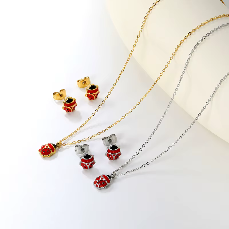 Ensemble de bijoux coccinelle rouge élégant plaqué or 18 carats pour femme – Collier et boucles d'oreilles
