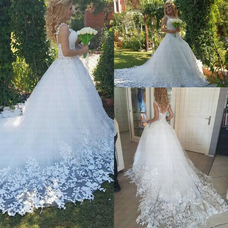 Robe de mariée en dentelle avec traîne transparente
