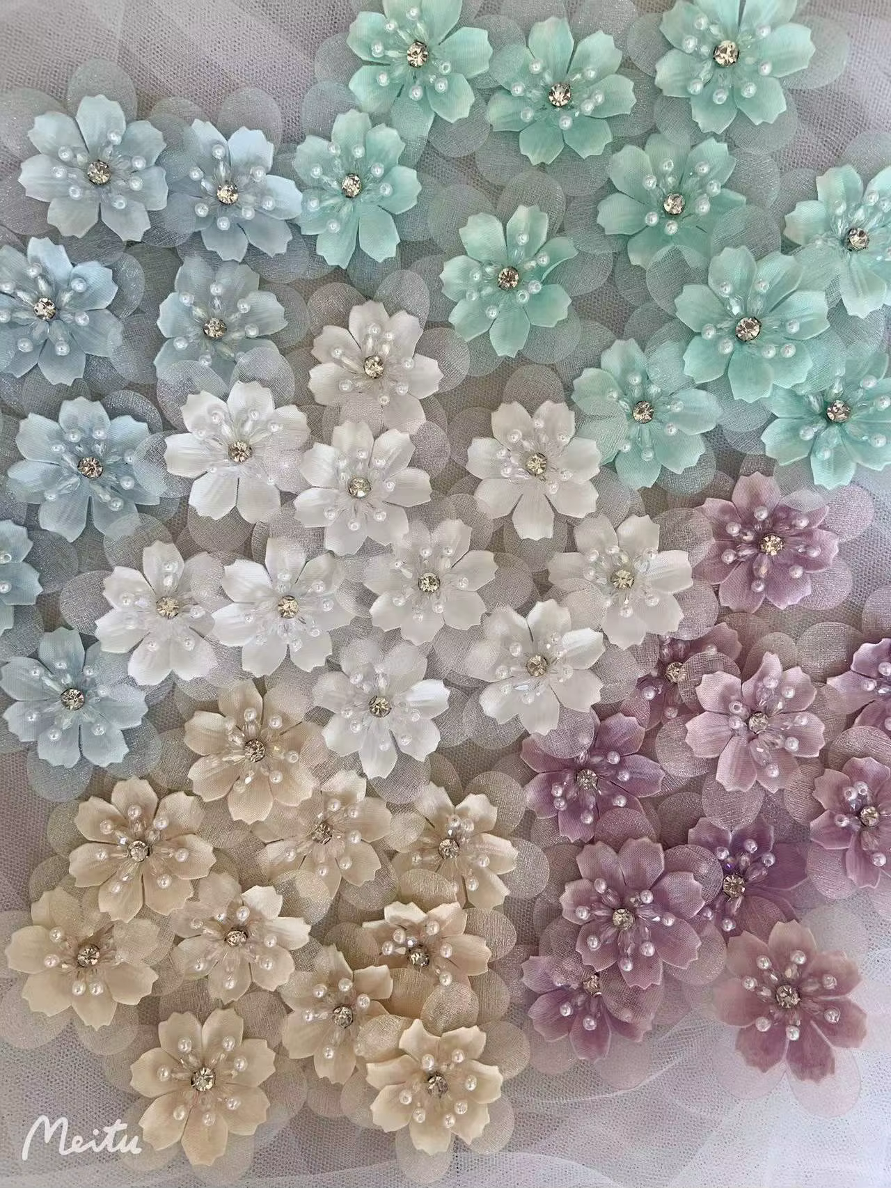 Patch floral en organza beige fait à la main avec perles