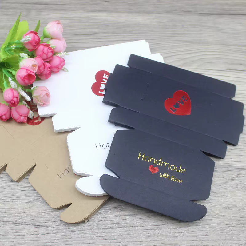 Nouveau 10 pièces 8x6x2 cm blanc/Kraft/noir présentoir de bijoux boîte d'emballage à la main avec amour carton paquet cadeau et favour du mariage