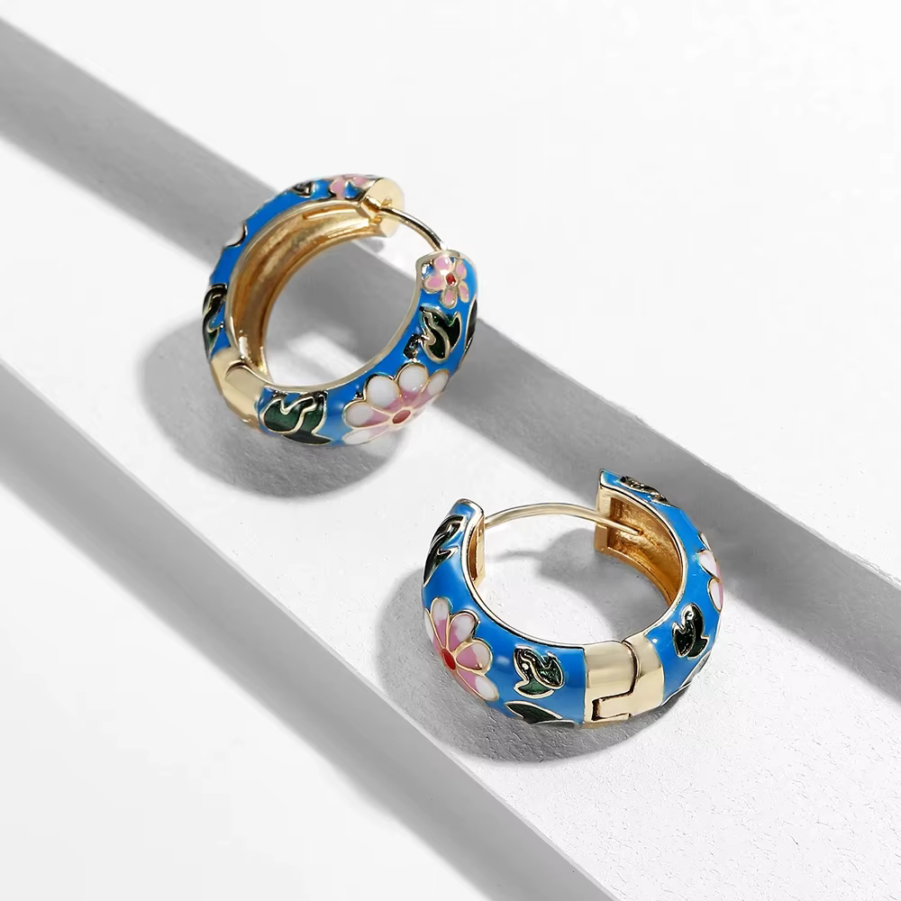 Boucles d'oreilles Huggie en forme de fleur en émail pour femmes