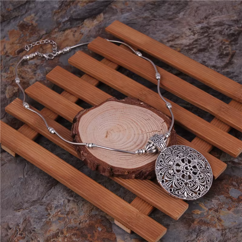 Bijoux tibétains Vintage argent plaqué bohème creux sculpté pendentifs ronds colliers chaîne