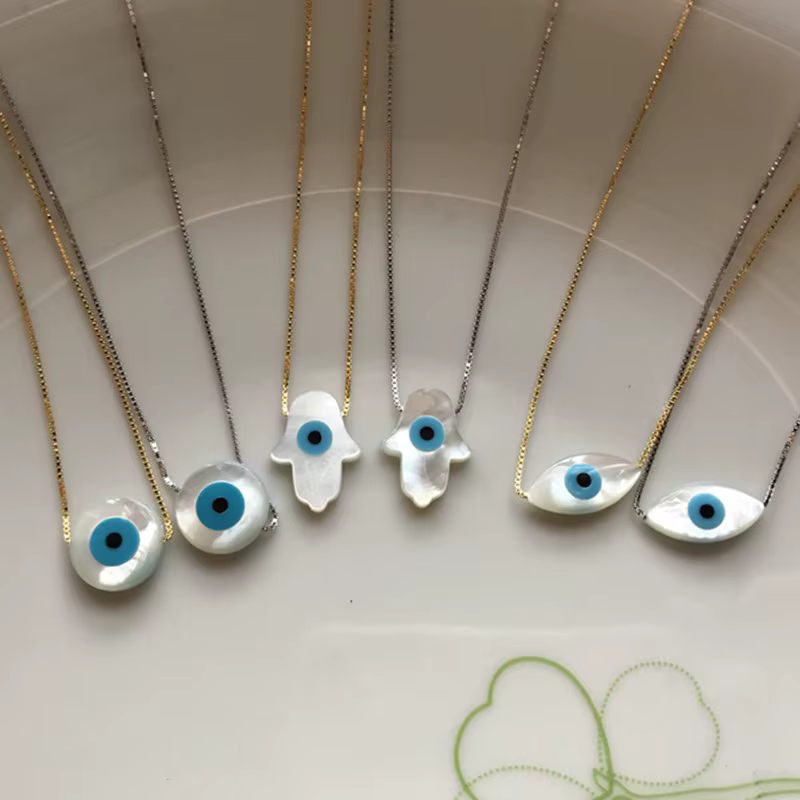 Collier ras-de-cou avec pendentif en coquille MOP œil de chat bleu