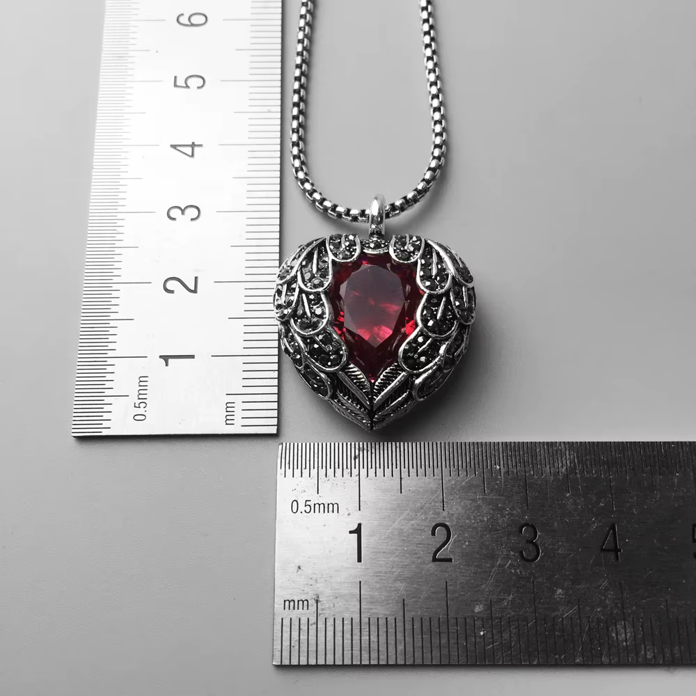 Collier pendentif en forme de cœur à ailes rouges