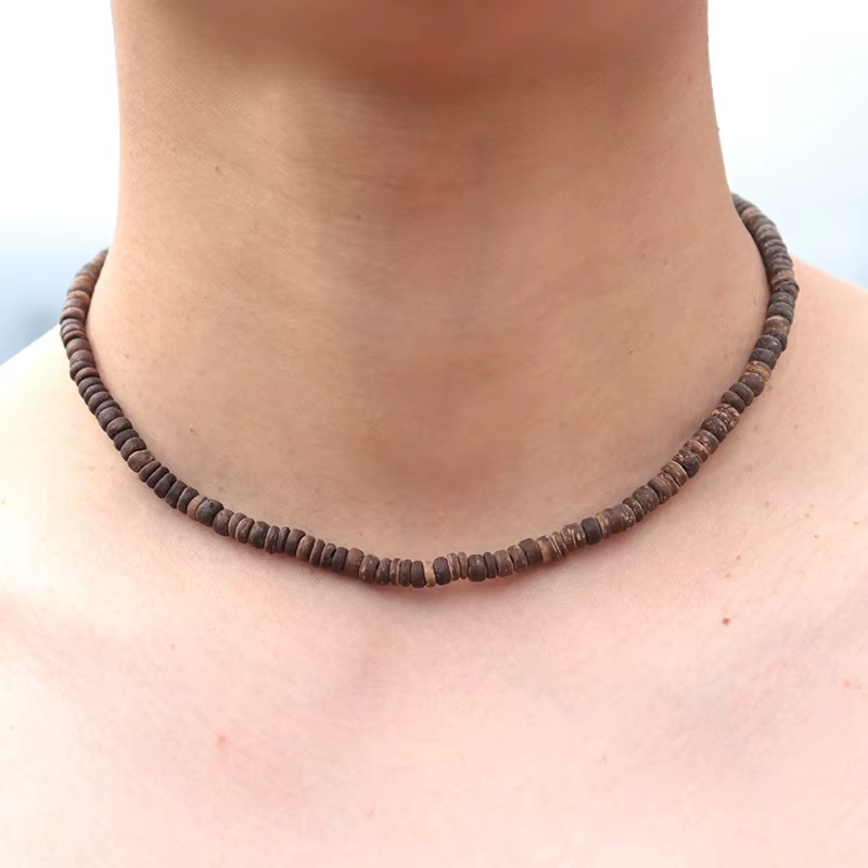 Collier ras du cou en bois naturel pour homme