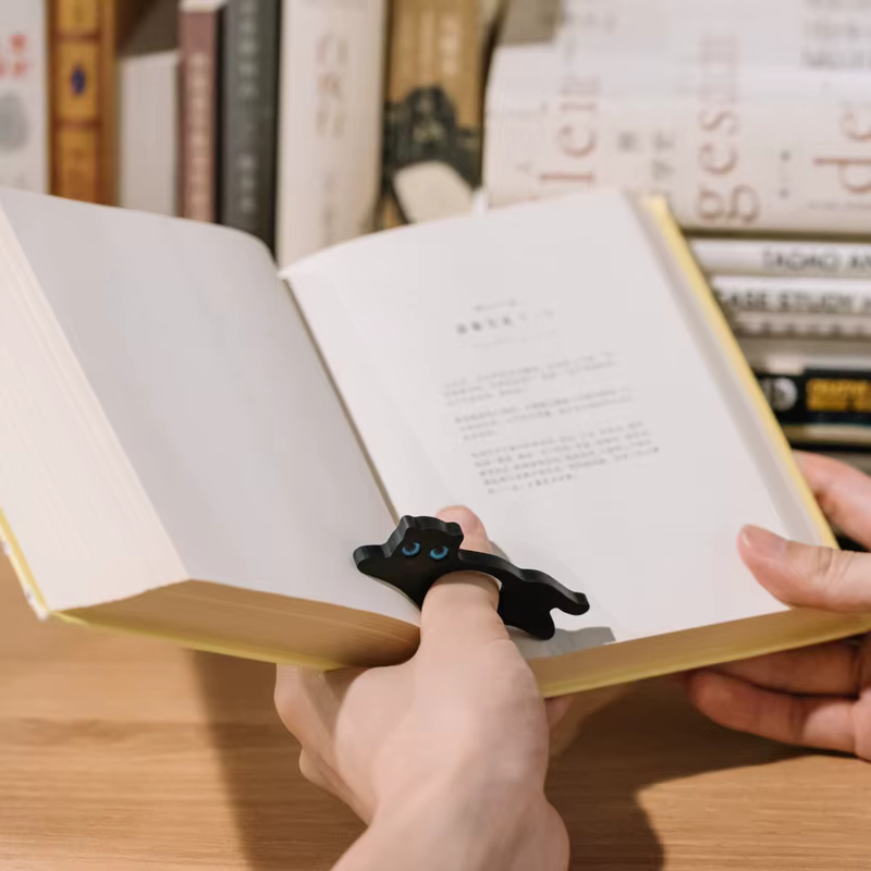 Anneau de lecture en bois pour chat noir