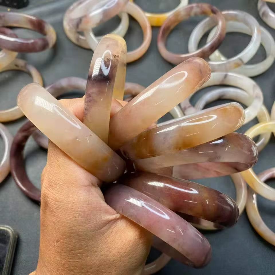 Bracelet en jade de soie d'or naturel sculpté à la main