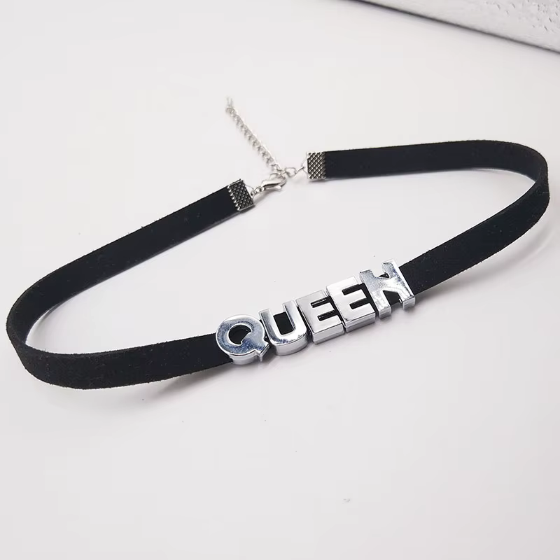 Collier ras du cou avec lettres en métal massif pour femmes