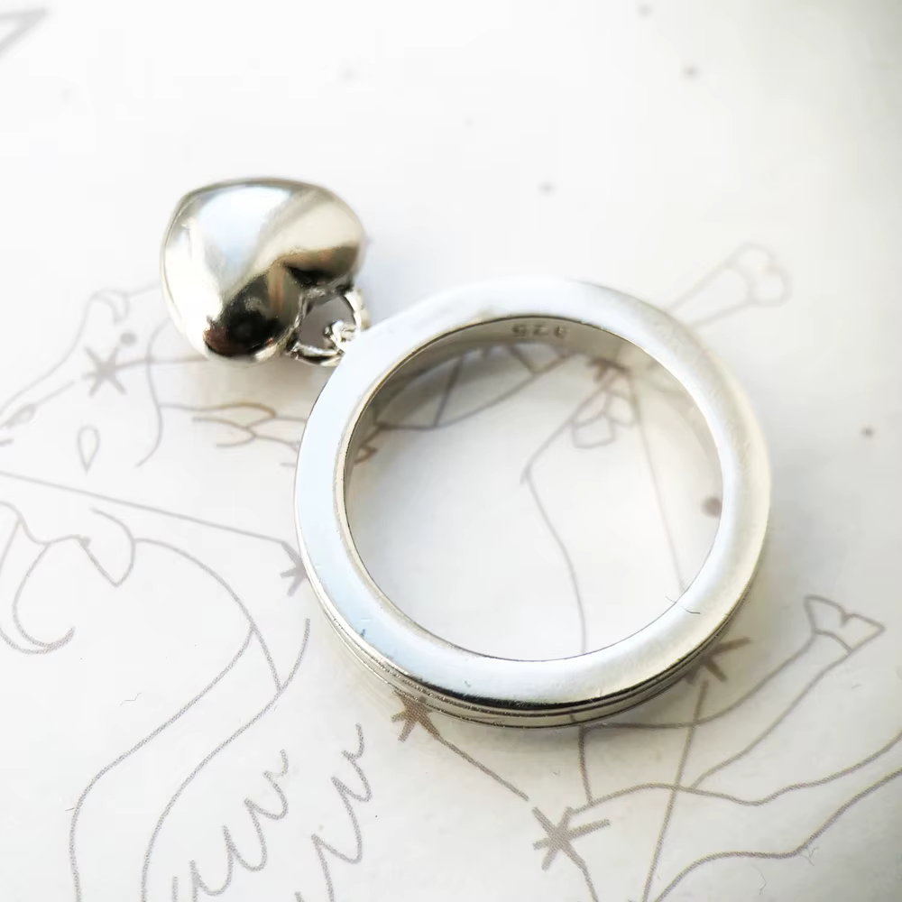 Bague pavée de cœur rouge