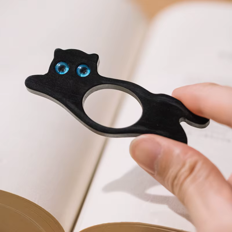 Anneau de lecture en bois pour chat noir