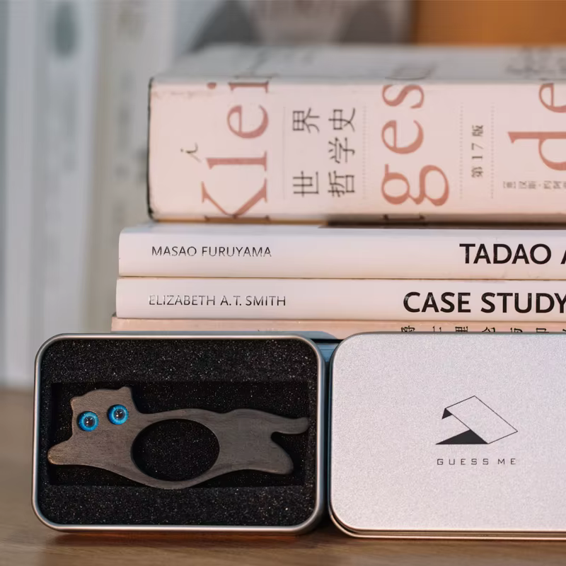 Anneau de lecture en bois pour chat noir