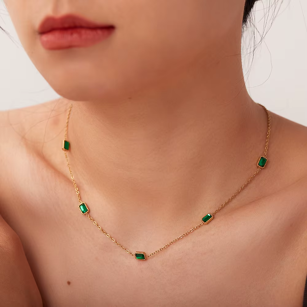Collier délicat en or plaqué avec émeraudes et zircons cubiques