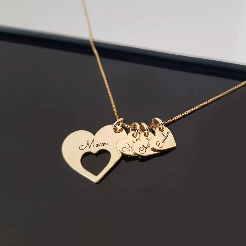 Collier de cœurs avec nom personnalisé pour maman