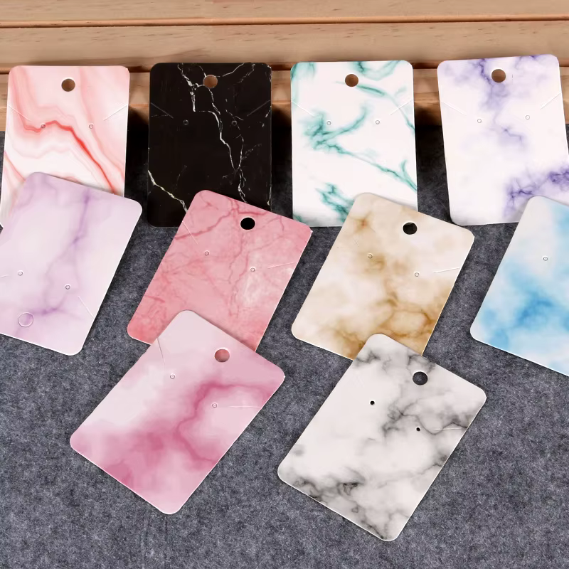 Présentoir de boucles d'oreilles en carton coloré