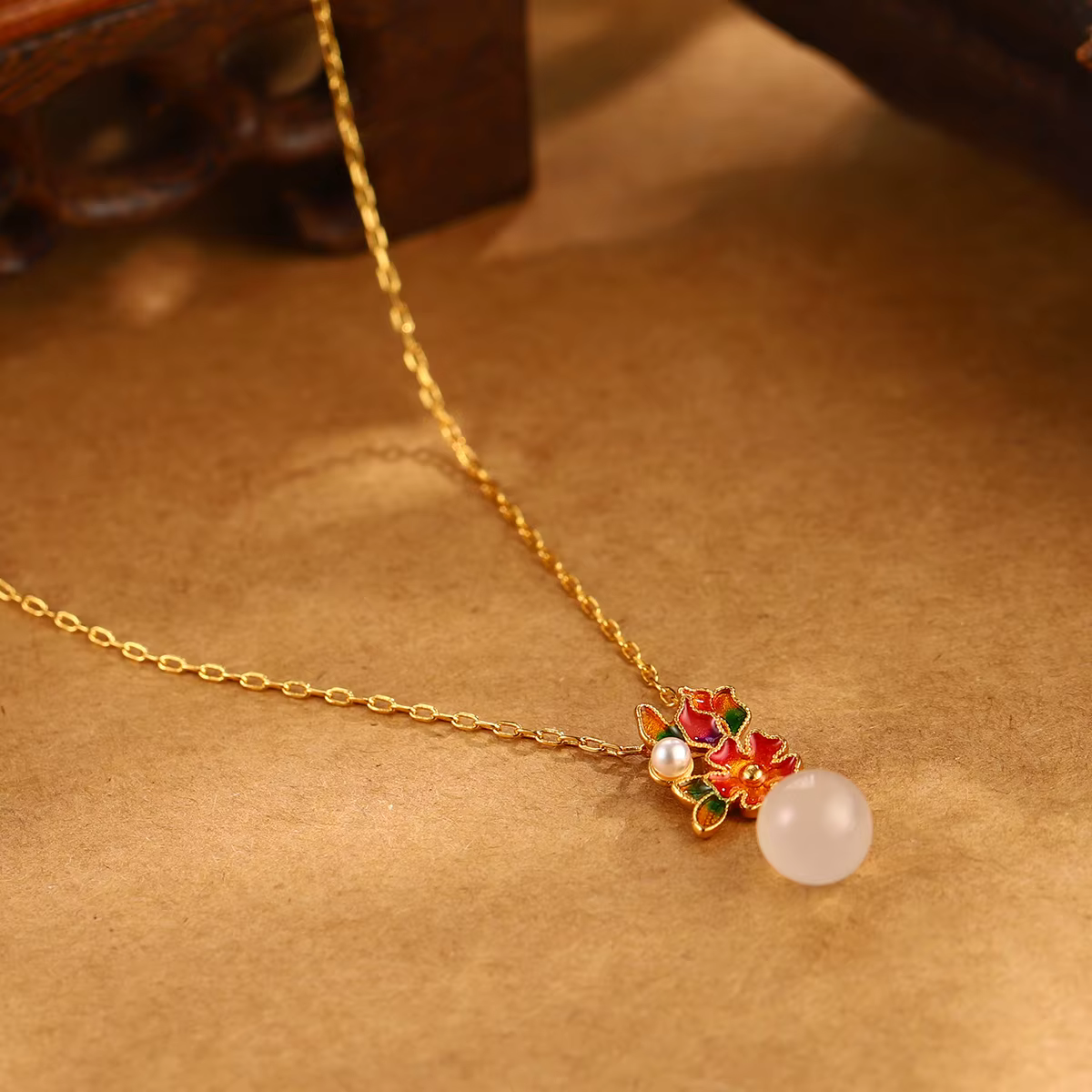 Collier pendentif en calcédoine vert émeraude vintage français pour femme
