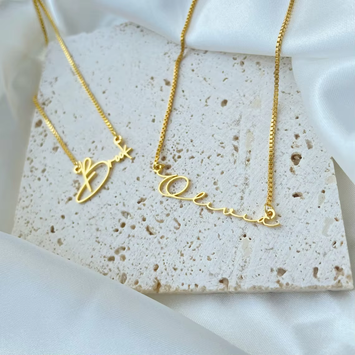 Collier personnalisé avec nom en or avec chaîne de boîte
