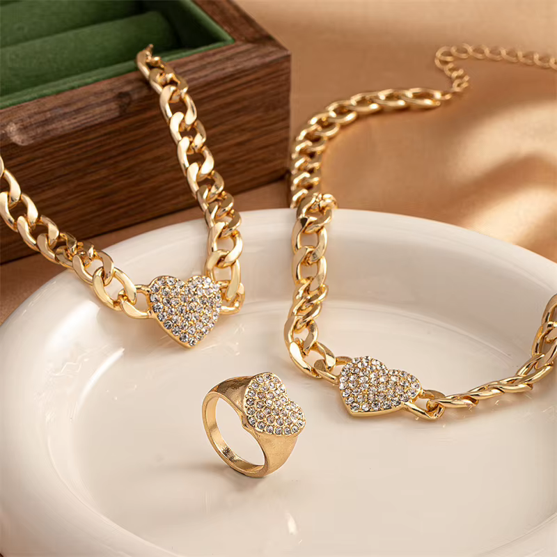 Ensemble de bijoux rétro en métal couleur or pour femmes, bracelet, collier et bague, entièrement orné de strass en forme de cœur, ensemble de bijoux volumineux, cadeau de fête