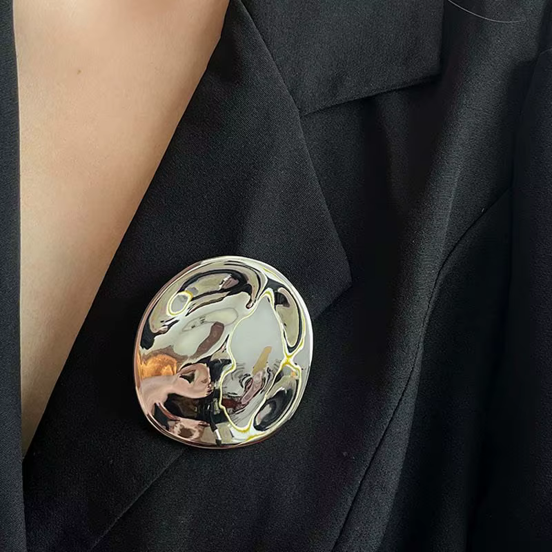 Nouvelles Broches Rondes Tendance Or et Argent 2026 pour Femmes – Bijou Minimaliste en Métal Plié Irrégulier – Cadeau Idéal