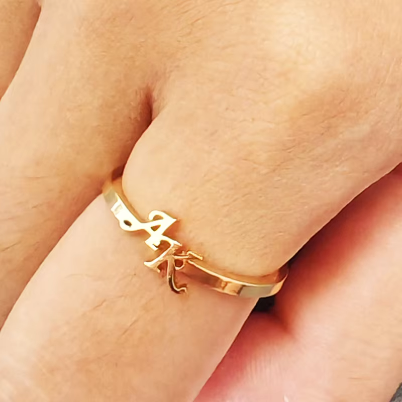 Bague de luxe en acier inoxydable avec initiales personnalisées