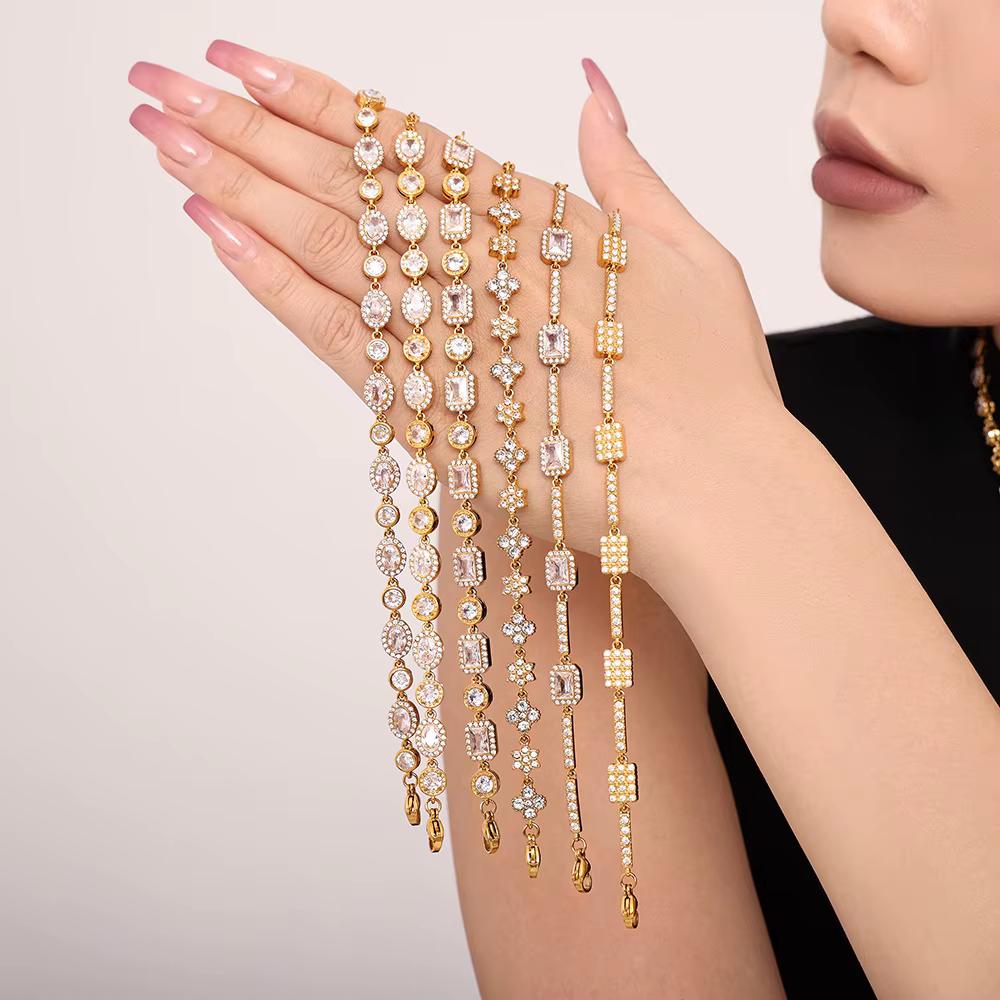 Amaiyllis-Bracelet Carré Long de Luxe observateur en Or 18K