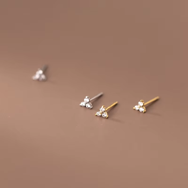 Mini boucles d'oreilles trèfle en cristal incrusté pour femmes