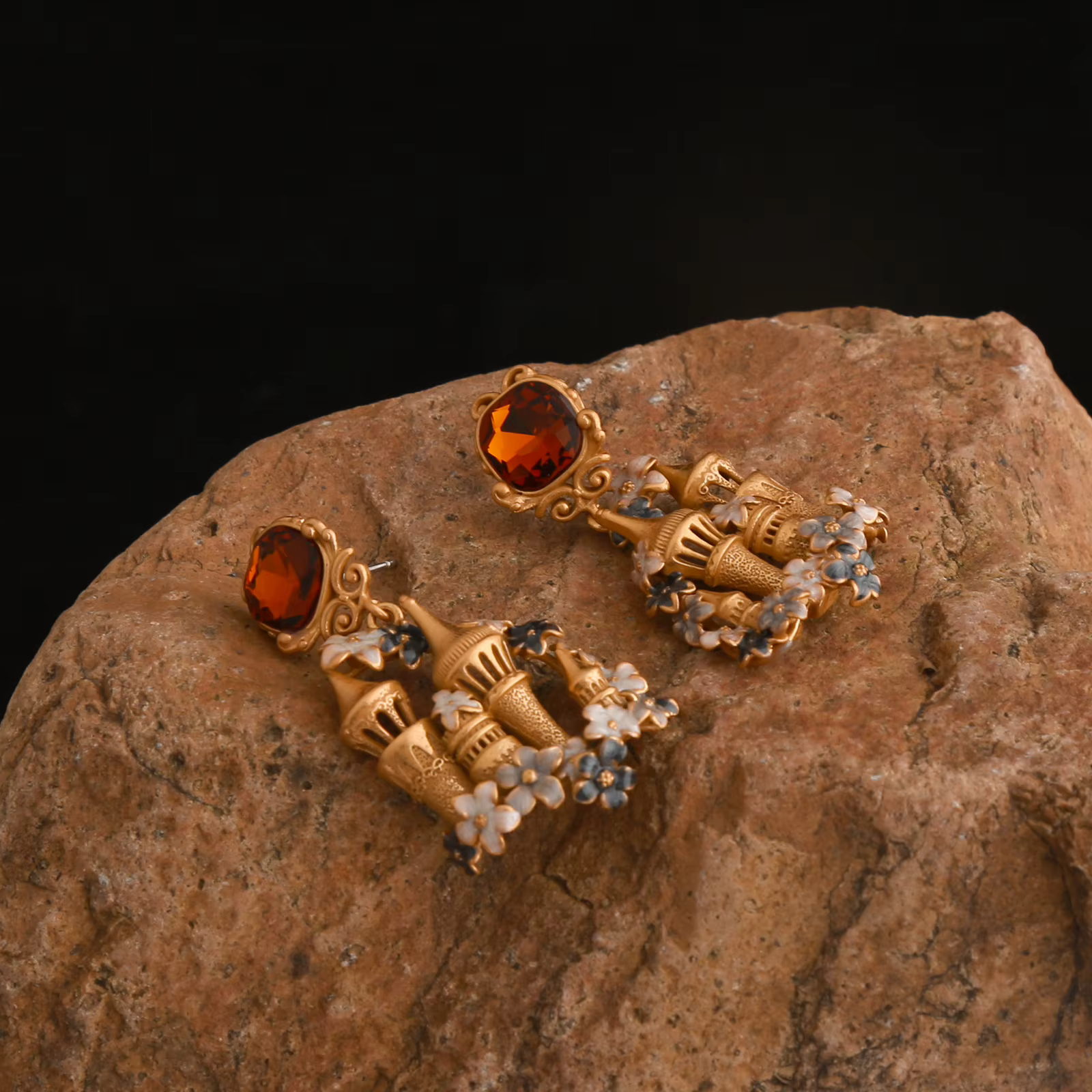Boucle d'oreille Vintage en émail château d'or