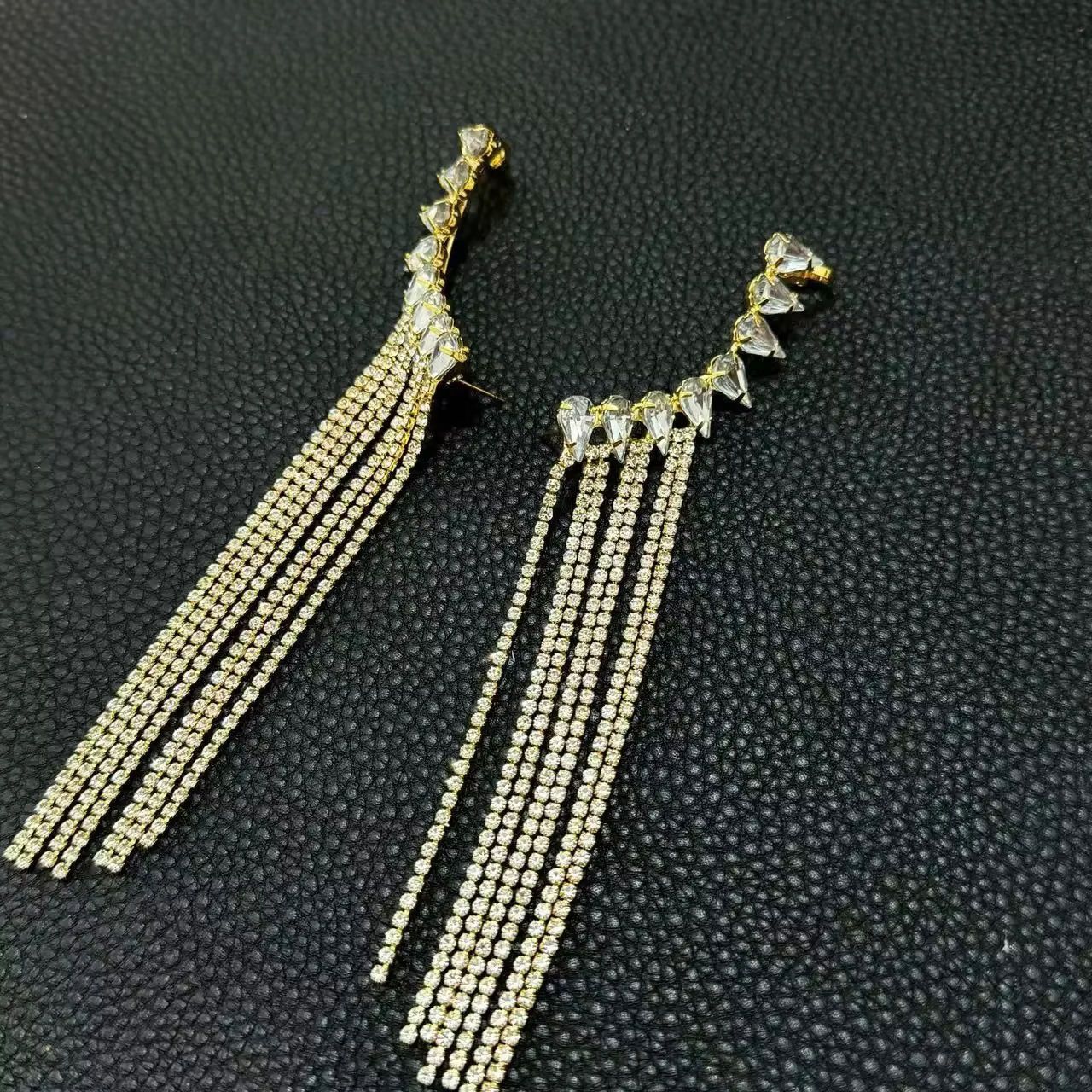 Boucles d'oreilles à pampilles longues exagérées avec diamants intégrés