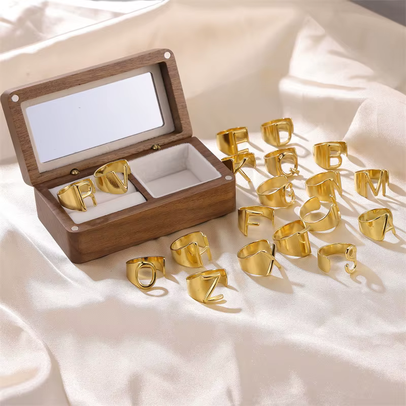 Bague ouverte réglable avec lettre initiale plaquée A à Z