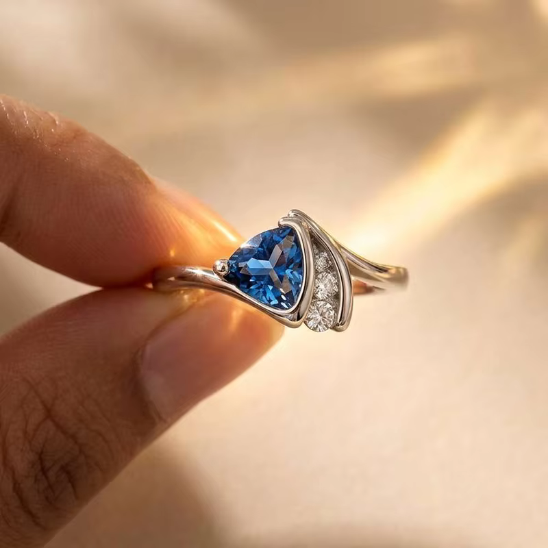 Bague en argent sterling 925 avec zircon bleu en forme de triangle pour femme