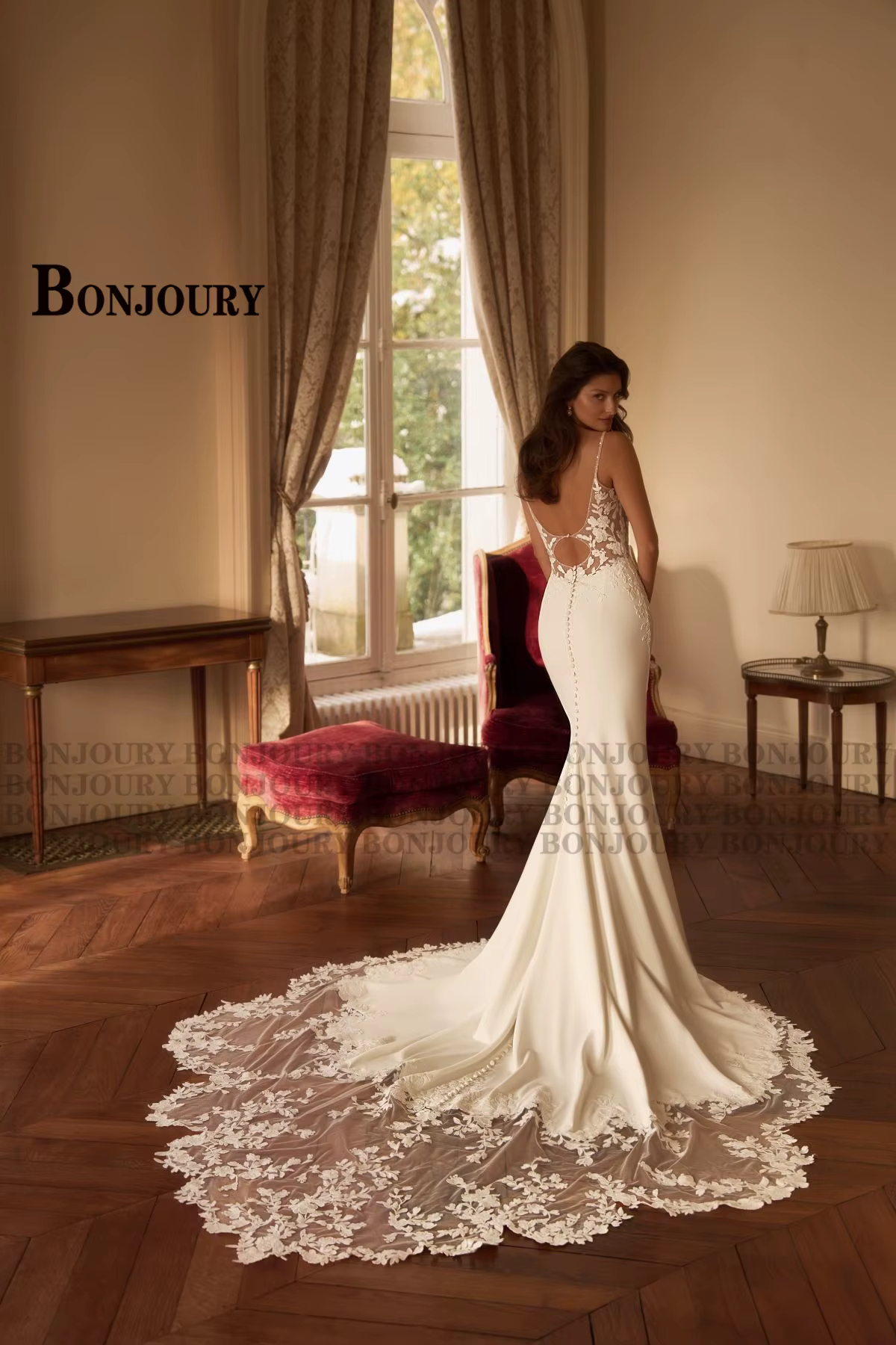 BONJOURY robe de mariée Chic pour femmes avec Appliques bretelles Spaghetti sirène Satin Court Train Abito Da Sposa personnalisé