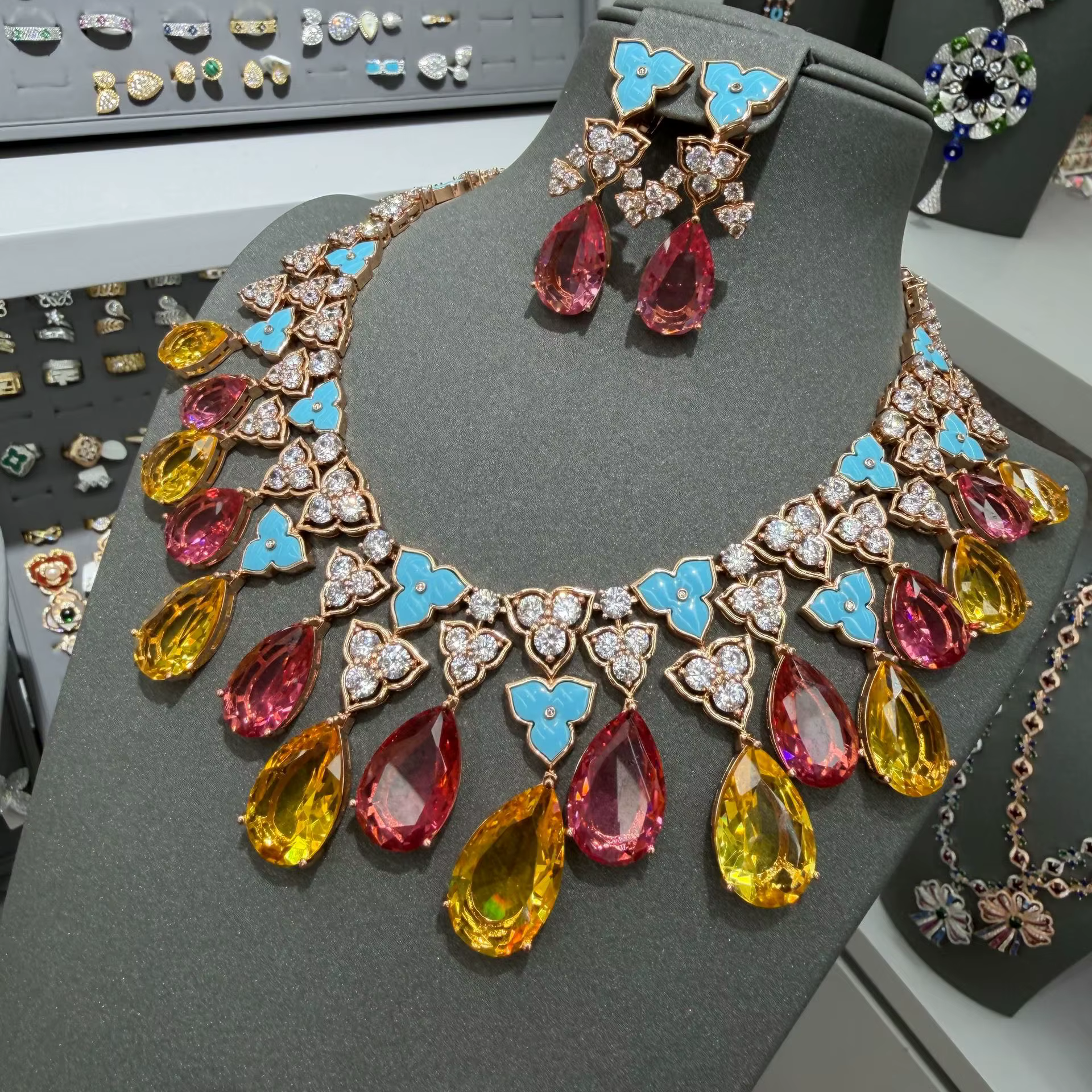 Ensemble de bijoux pour femme Morgan Pink à texture goutte d'eau exagérée - Boucles d'oreilles et collier