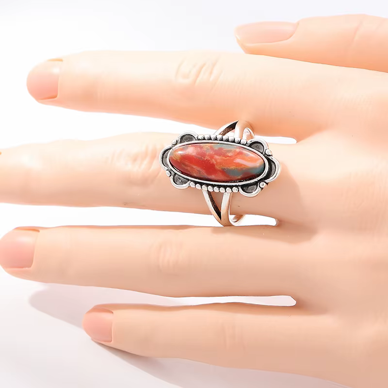 Bague vintage pour femme incrustée de pierres rouges