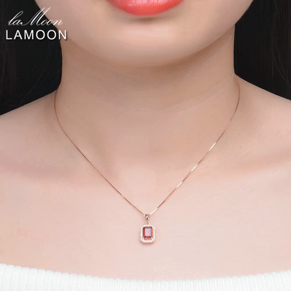 Collier rectangulaire en argent regardé 925