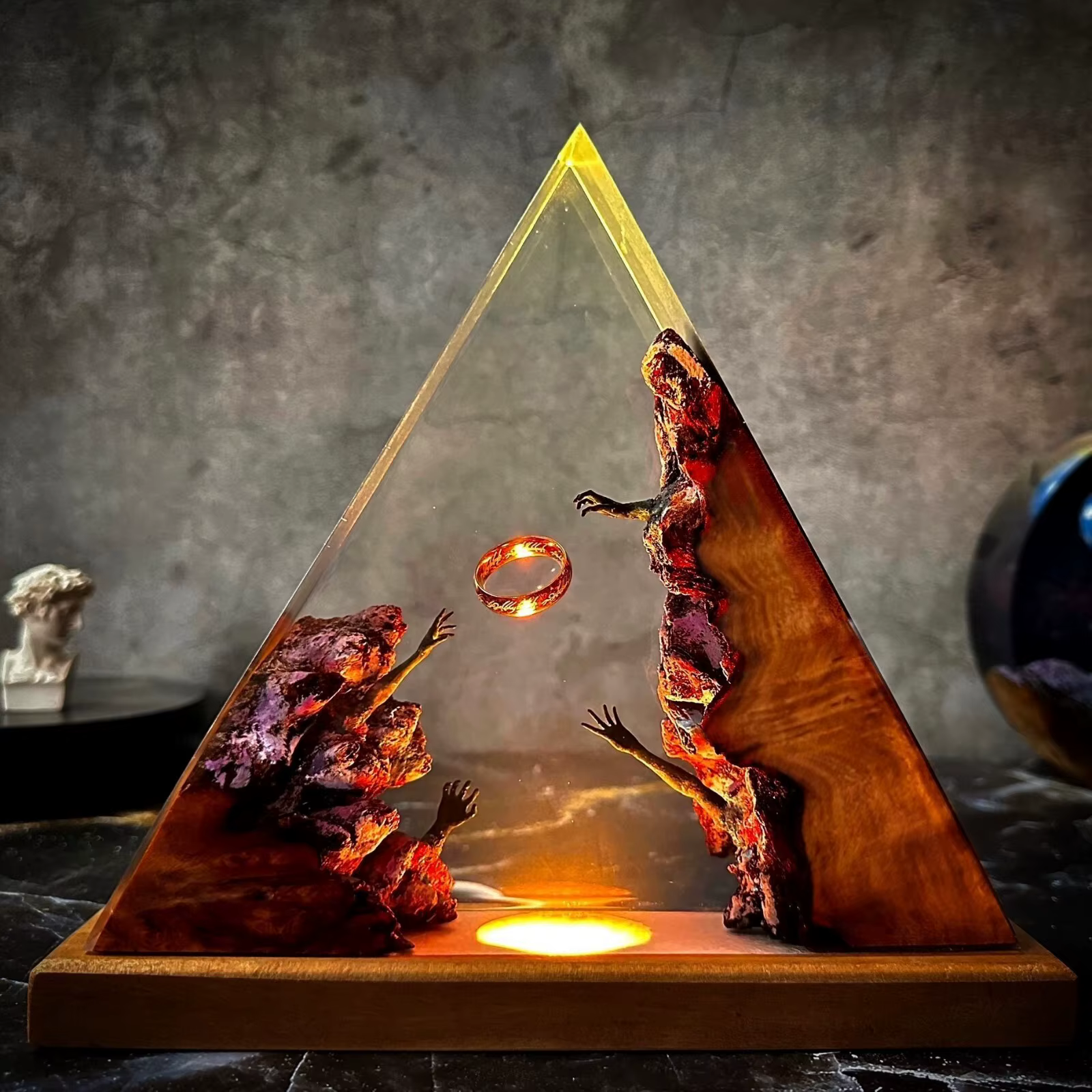 Lampe d'art en résine époxy « The One Ring »