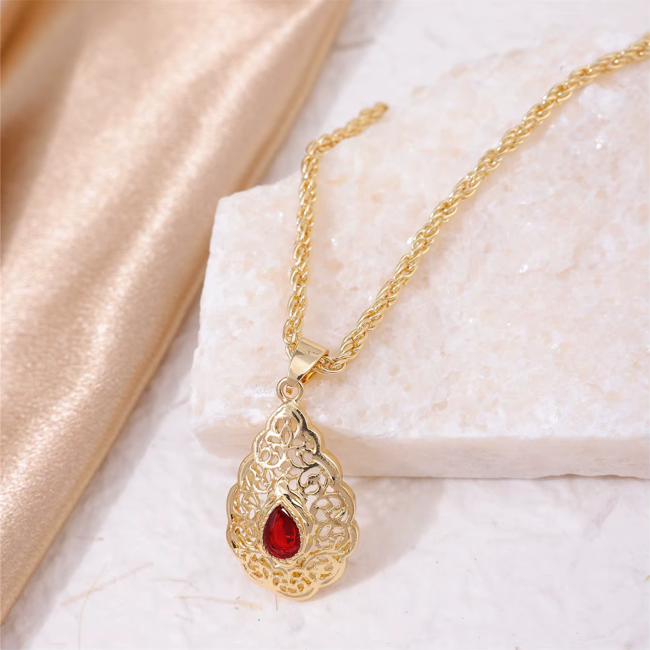 Pendentif en cristal en forme de goutte d'or