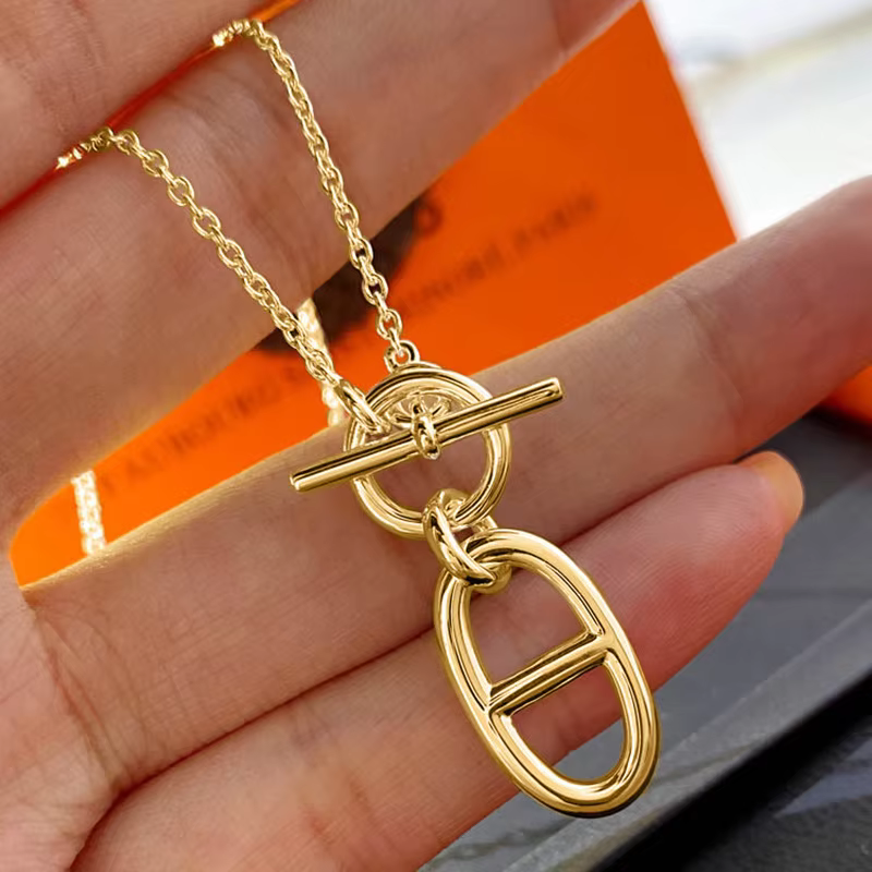 Collier pendentif ovale minimaliste à bouton OT pour fêtes de vacances