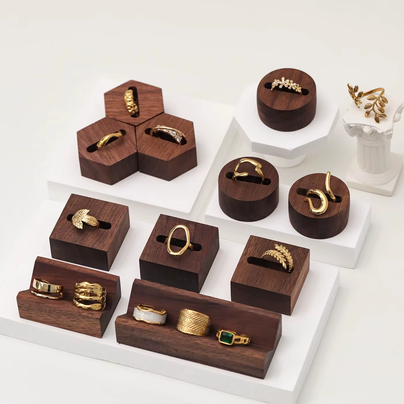 Un support à bijoux en noyer