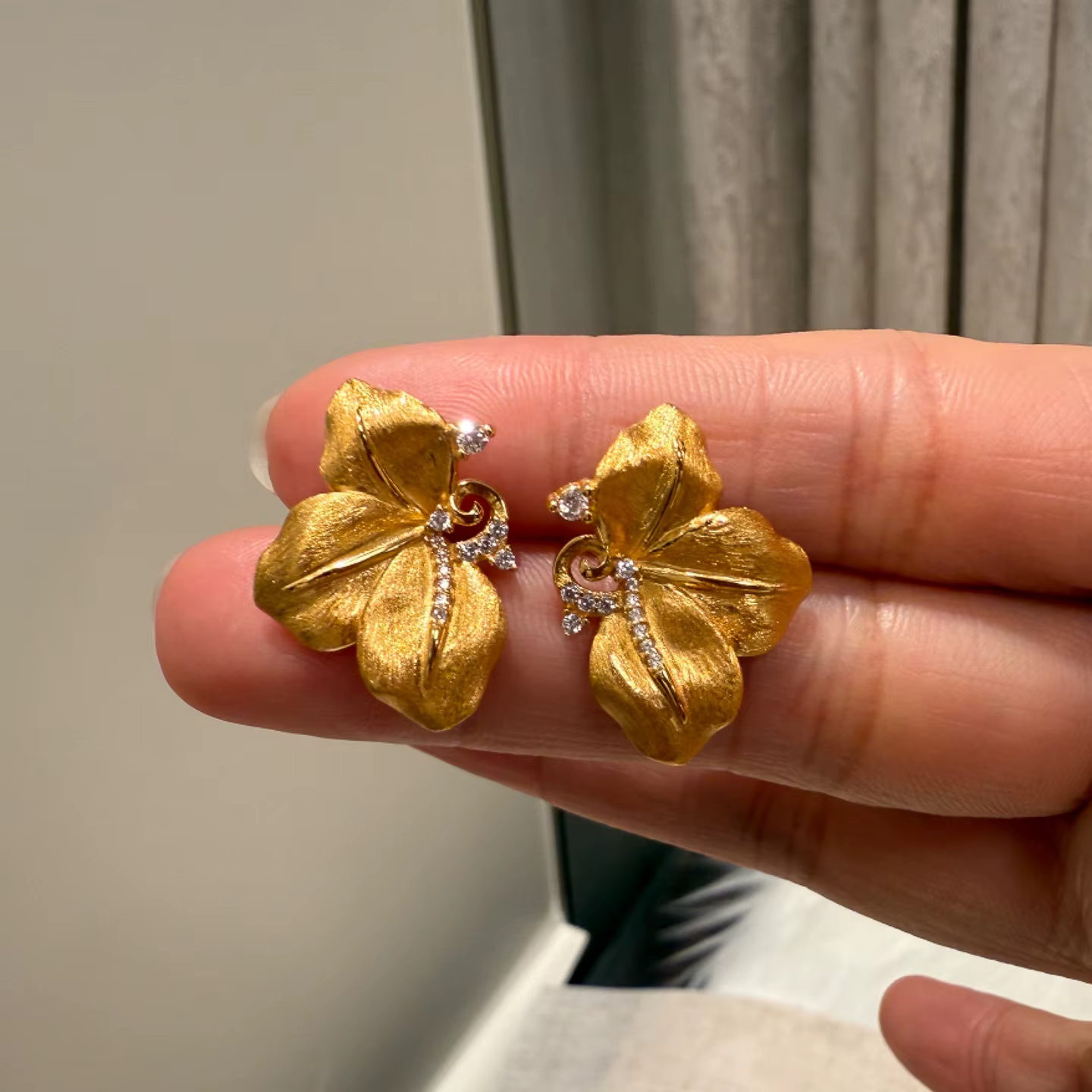 Boucles d'oreilles en forme de pétale incrusté de diamants artisanaux en or Antique pour femmes