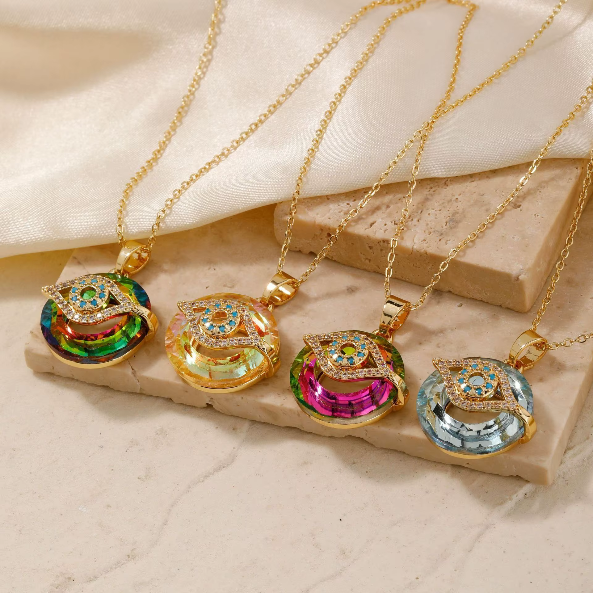 Collier pendentif micro-incrusté œil du diable
