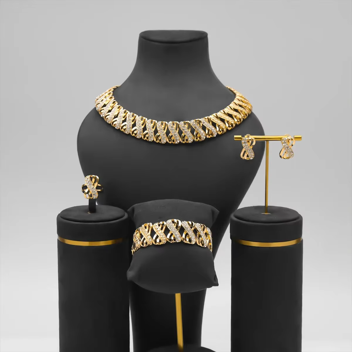 Ensemble de bijoux plaqués or 18 carats