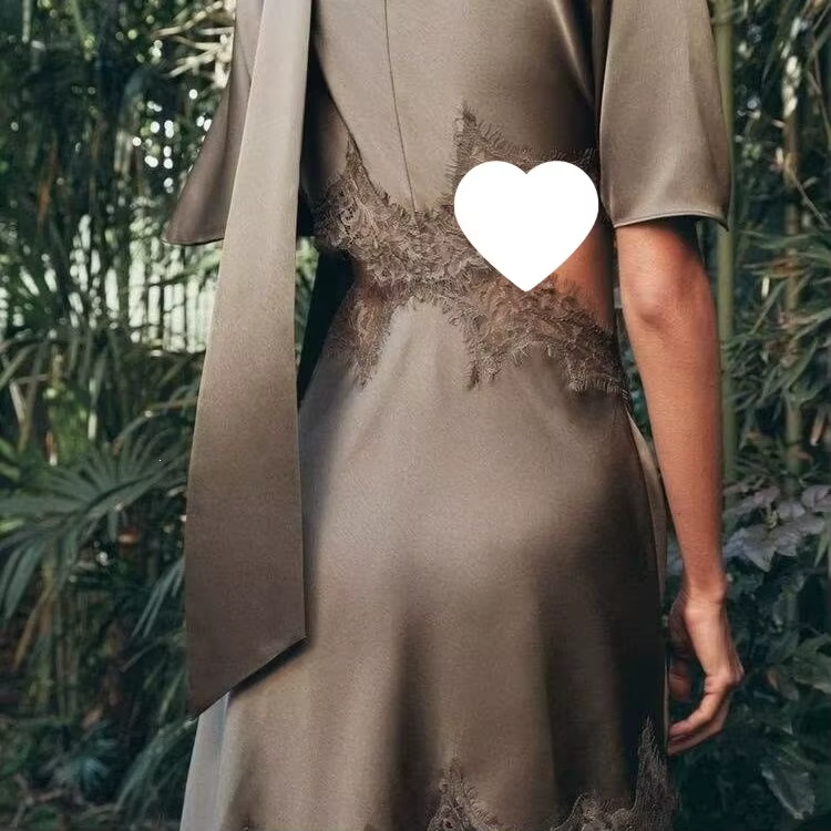 Robe élégante en satin de soie décorée de dentelle
