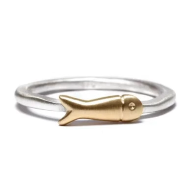 Bague minimaliste pour femme en forme de poisson sculpté à la main