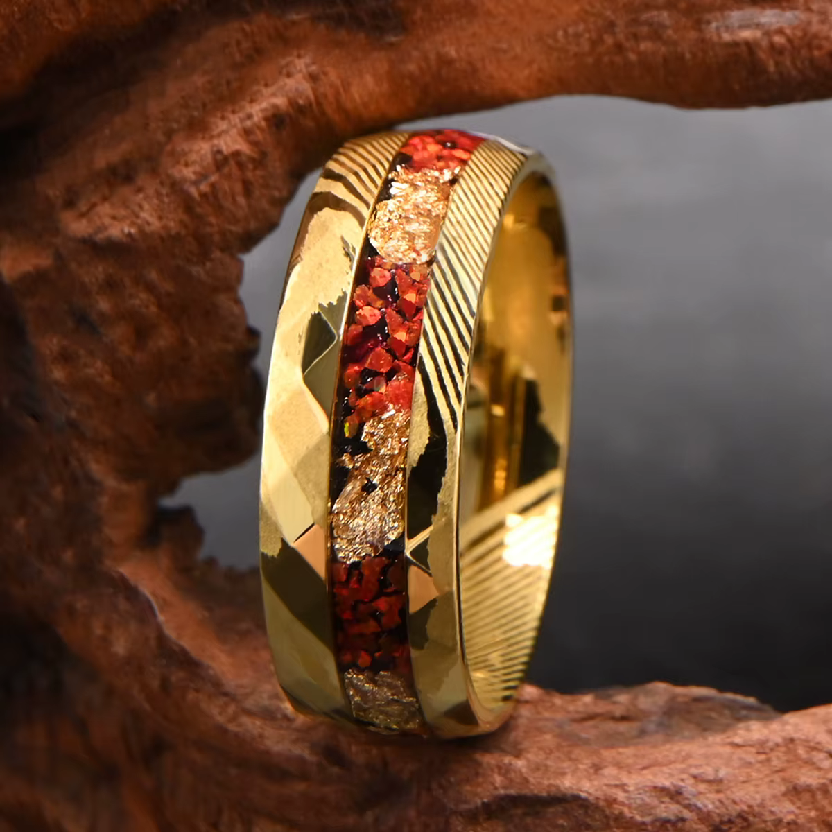 Bague en acier damas plaqué or 18 carats martelé de 8 mm incrustée d'opale rouge et de feuille d'or