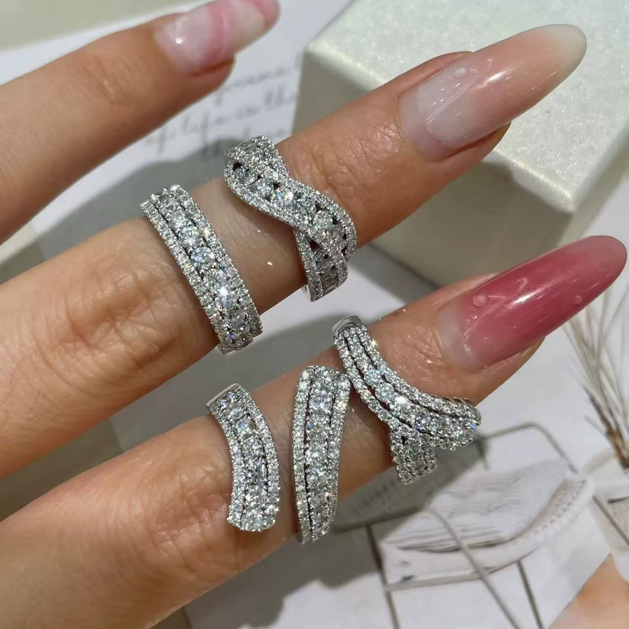 Bagues élégantes et tendance entièrement serties de diamants pour femmes
