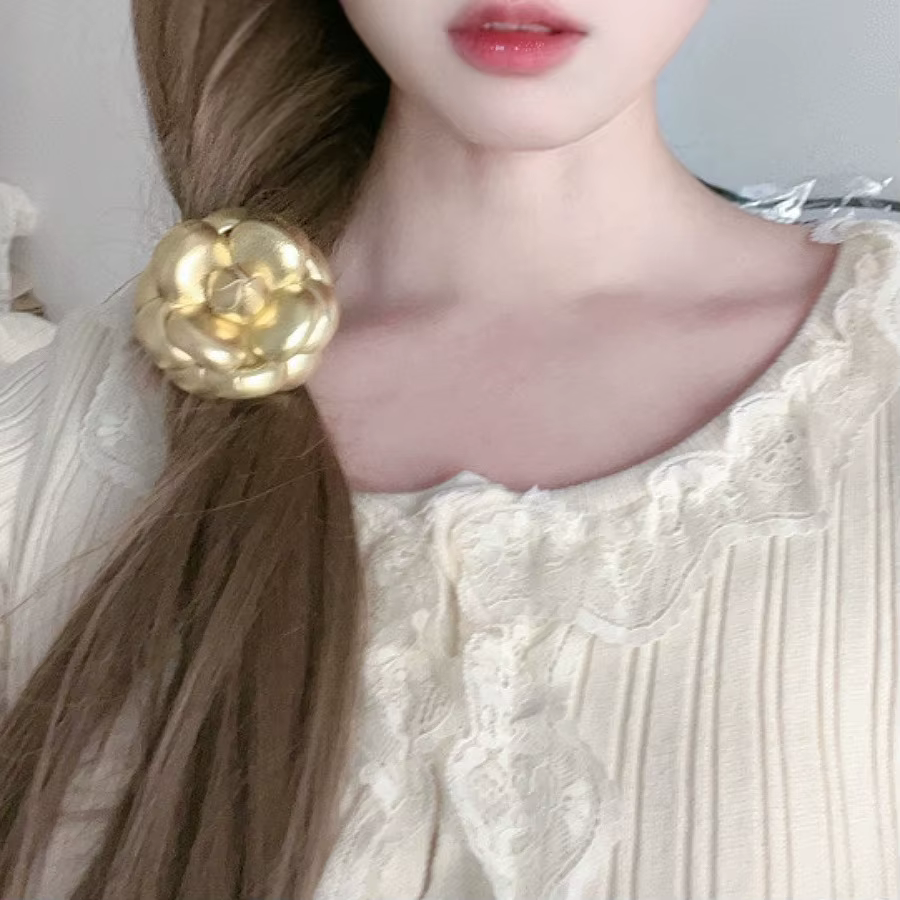 Broche en cuir Camélia pour femmes