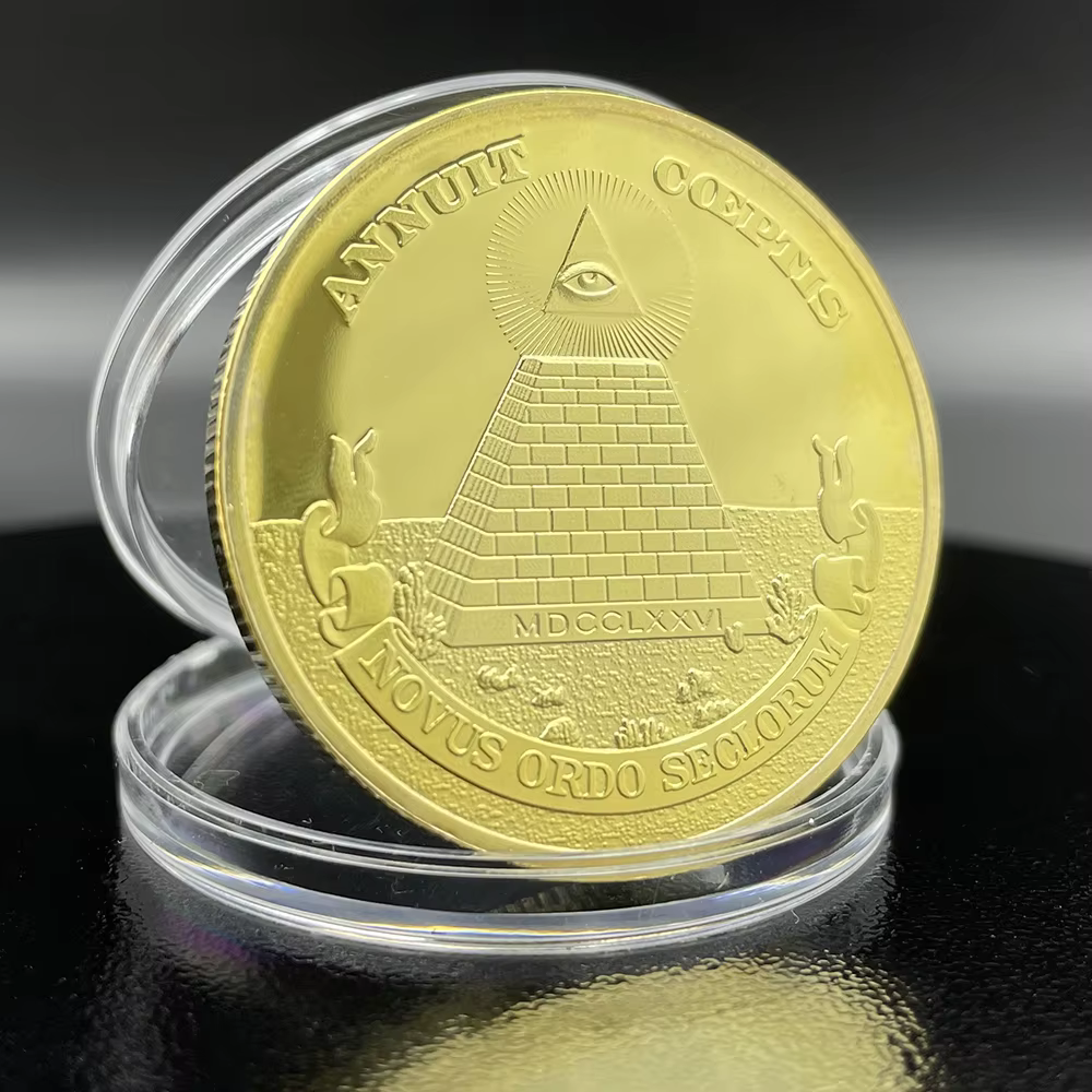 Pièce commémorative maçonnique - Badge d'art plaqué or avec l'Œil tout-voyant et la Pyramide