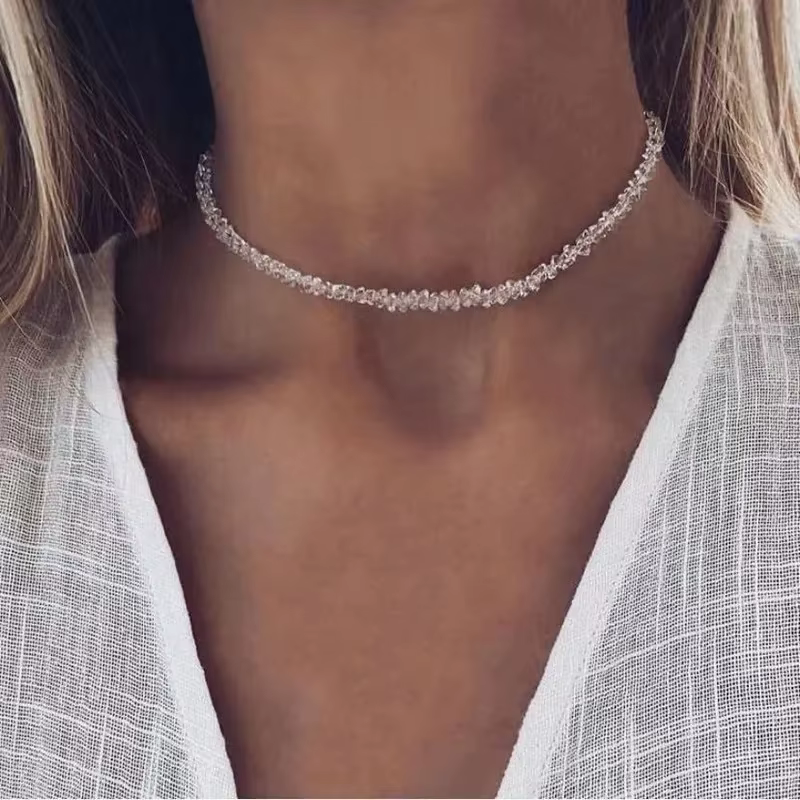 Collier ras du cou en perles irrégulières pour femme