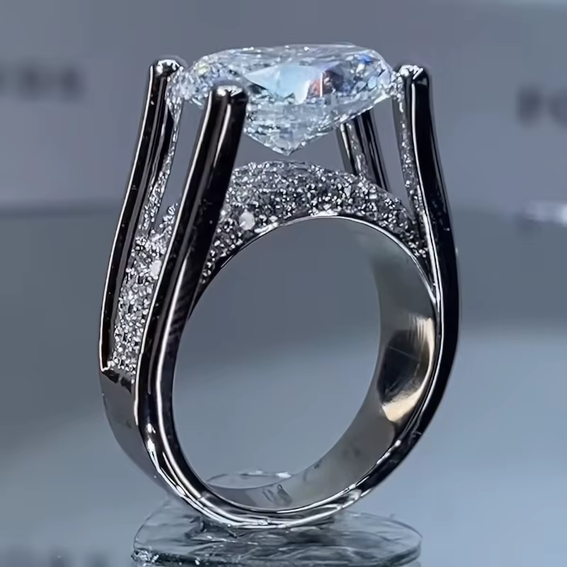 Bague de fiançailles élégante et luxueuse en zircone synthétique