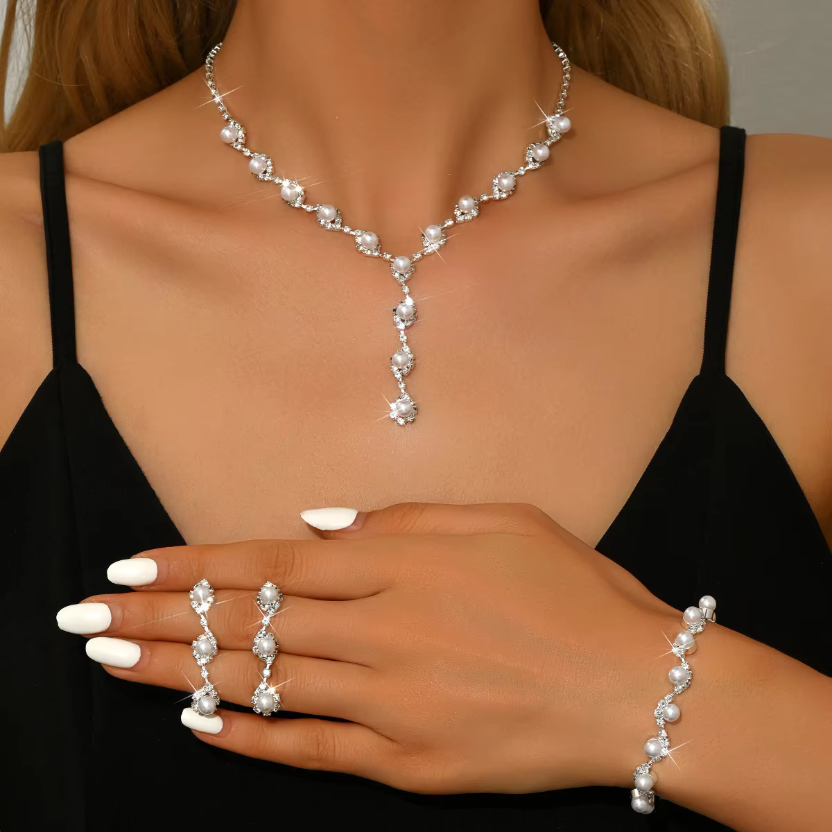 Bijoux tendance et à la mode - pendentif en perles avec pampilles en strass